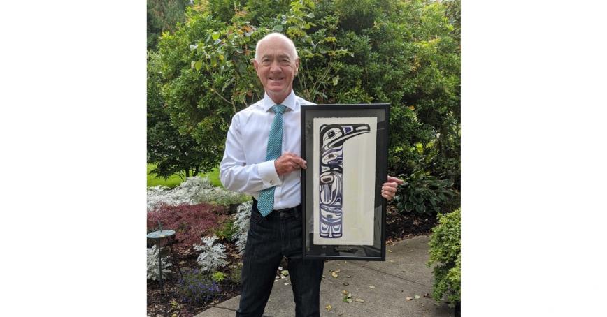 Mike-Thompson-with-lifetime-achievement-award