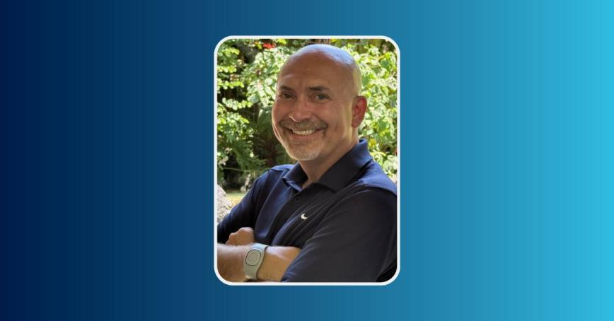 Oscar Vicente smiling in front of a natural background