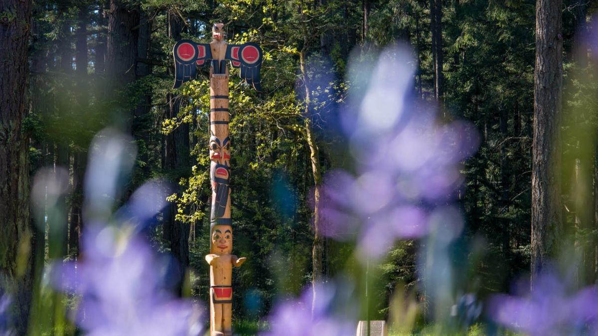'Sael' (Harmony), Royal Roads University campus welcoming pole, carved by Tom LaFortune.