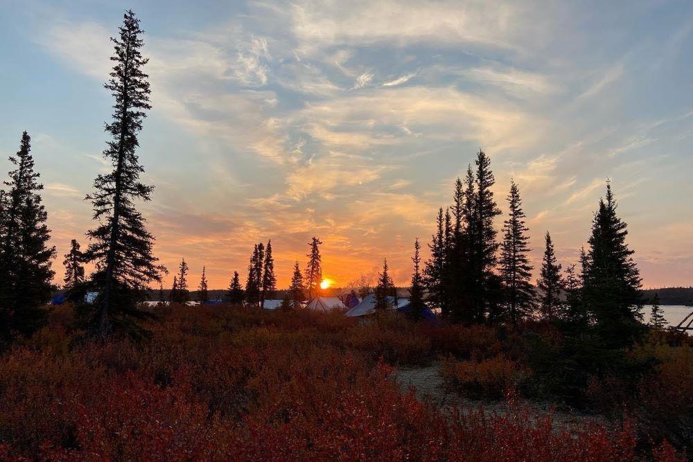 Dënesųłiné/Māori Cultural Exchange camp held in Timber Bay, Artillery Lake, N.W.T 