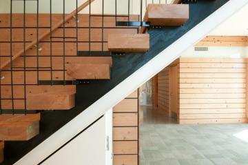 Modern-wood-staircase-and-handrail