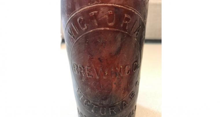 zoomed-in-brown-beer-bottle