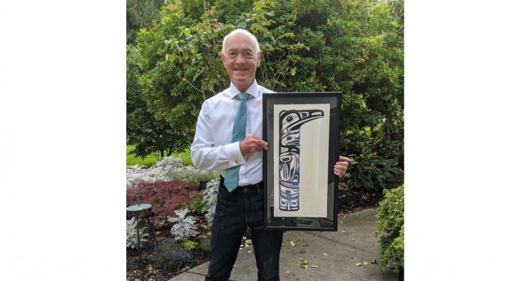 Mike-Thompson-with-lifetime-achievement-award