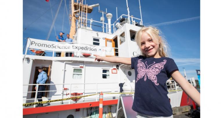 Child-pointing-at-PromoScience-Expedition-boat
