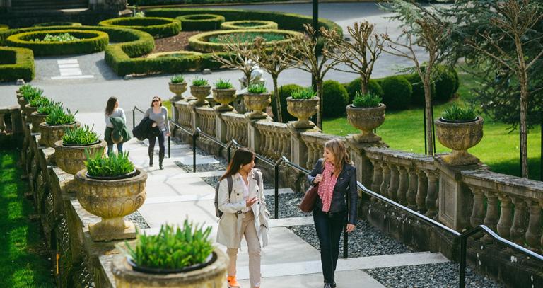 Students walking up an outdoor staircase in front of Hatley Castle at 企鹅电竞查询v6.9 安卓版 University