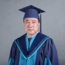 Dr. Weichang Yang wearing 企鹅电竞查询v6.9 安卓版 convocation regalia.